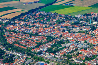 Drohnenaufname von Stadtansicht von Südosten in Kandel im Bundesland Rheinland-Pfalz, Deutschland