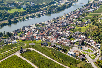 Luftbild von Dorfkern an den Fluß- Uferbereichen der Mosel in Wormeldange in Grevenmacher in Wormeldingen, Luxemburg