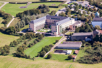 Luftbild von Gebäudekomplex der Hotelanlage Victor's Residenz-Hotel Schloss Berg und Niederburg Nennig in Perl im Bundesland Saarland, Deutschland