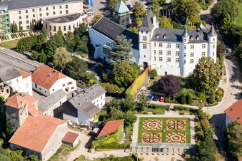 Luftaufnahme von Gebäudekomplex der Hotelanlage Victor's Residenz-Hotel Schloss Berg und Niederburg Nennig in Perl im Bundesland Saarland, Deutschland