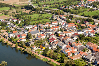 Ortschaft an den Fluss- Uferbereichen der Mosel mit St. Magaretha Kirche im Ortsteil Besch in Perl im Bundesland Saarland, Deutschland