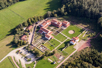 Luftbild von Freilegung archäologischer Grabungsstätten auf dem Gelände des Archäologiepark Römische Villa Borg. in Perl im Bundesland Saarland, Deutschland