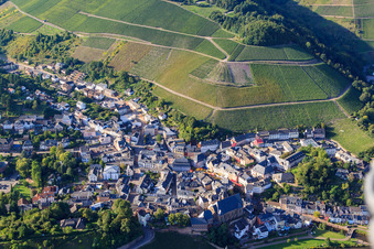 Altstadt unter den Weinbergen in Saarburg im Bundesland Rheinland-Pfalz, Deutschland