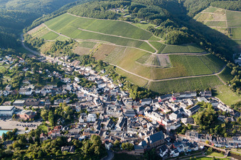 Luftbild von Dorfkern an den Fluß- Uferbereichen der Saar in Saarburg im Ortsteil Beurig im Bundesland Rheinland-Pfalz, Deutschland