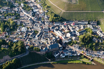 Dorfkern an den Fluß- Uferbereichen der Saar im Ortsteil Beurig in Saarburg im Bundesland Rheinland-Pfalz, Deutschland