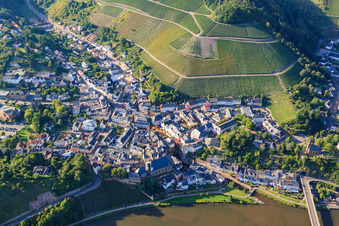 Luftbild von Altstadt unter den Weinbergen im Ortsteil Beurig in Saarburg im Bundesland Rheinland-Pfalz, Deutschland