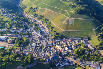 Luftaufnahme von Altstadt unter den Weinbergen im Ortsteil Beurig in Saarburg im Bundesland Rheinland-Pfalz, Deutschland
