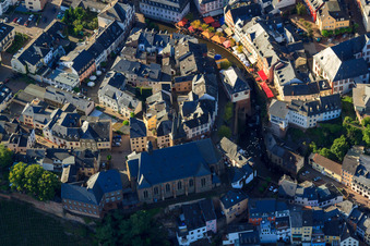 Altstadt und St. Laurentius am Saarufer im Ortsteil Beurig in Saarburg im Bundesland Rheinland-Pfalz, Deutschland