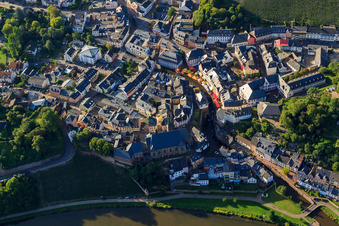 Luftbild von Altstadt und St. Laurentius am Saarufer im Ortsteil Beurig in Saarburg im Bundesland Rheinland-Pfalz, Deutschland
