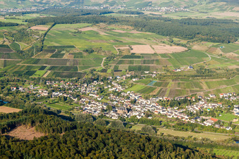 Dorf - Ansicht am Rande von landwirtschaftlichen Feldern und Nutzflächen in Wawern im Bundesland Rheinland-Pfalz, Deutschland