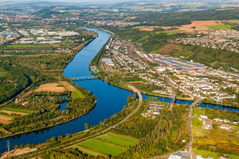 Uferbereiche entlang der Fluß- Mündung der Saar in die Mosel in Konz im Bundesland Rheinland-Pfalz, Deutschland