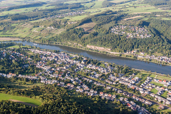 Luftbild von Dorfkern an den Fluß- Uferbereichen in Wasserliesch im Ortsteil Reinig im Bundesland Rheinland-Pfalz, Deutschland