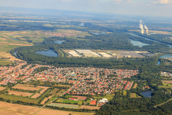 Ortschaft vor dem Daimler / Mercedes Benz GLC auf der Insel Grün in Lingenfeld im Bundesland Rheinland-Pfalz, Deutschland
