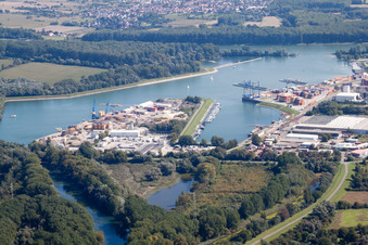 Luftbild von Kaianlagen und Schiffs- Anlegestellen am Hafenbecken des Binnenhafen des Rhein in Germersheim im Bundesland Rheinland-Pfalz, Deutschland