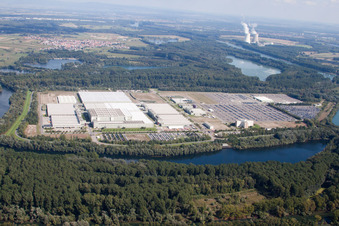 Luftaufnahme von Gebäudekomplex und Gelände des Logistikzentrums Daimler AG Global Logistic Center auf der Insel Grün in Germersheim im Bundesland Rheinland-Pfalz, Deutschland
