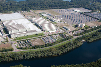 Schrägluftbild von Gebäudekomplex und Gelände des Logistikzentrums Daimler AG Global Logistic Center auf der Insel Grün in Germersheim im Bundesland Rheinland-Pfalz, Deutschland