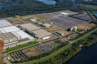Schrägluftbild von Daimler / Mercedes Benz GLC auf der Insel Grün in Germersheim im Bundesland Rheinland-Pfalz, Deutschland