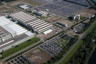 Gebäudekomplex und Gelände des Logistikzentrums Daimler AG Global Logistic Center auf der Insel Grün in Germersheim im Bundesland Rheinland-Pfalz, Deutschland von oben