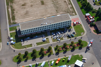 Schrägluftbild von Daimler / Mercedes-Benz Global Logistics Center GLC auf der Insel Grün in Germersheim im Bundesland Rheinland-Pfalz, Deutschland