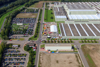 Daimler / Mercedes-Benz Global Logistics Center GLC auf der Insel Grün in Germersheim im Bundesland Rheinland-Pfalz, Deutschland aus der Luft