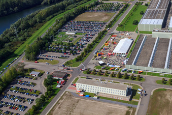 Daimler / Mercedes-Benz Global Logistics Center GLC auf der Insel Grün in Germersheim im Bundesland Rheinland-Pfalz, Deutschland von oben gesehen