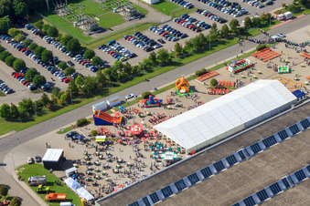 Daimler / Mercedes-Benz Global Logistics Center GLC auf der Insel Grün in Germersheim im Bundesland Rheinland-Pfalz, Deutschland vom Flugzeug aus