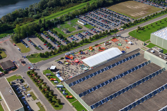 Germersheim, Daimler GLC auf der Insel Grün im Bundesland Rheinland-Pfalz, Deutschland