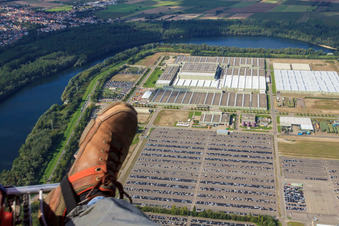 Daimler / Mercedes-Benz Global Logistics Center GLC auf der Insel Grün in Germersheim im Bundesland Rheinland-Pfalz, Deutschland aus der Drohnenperspektive