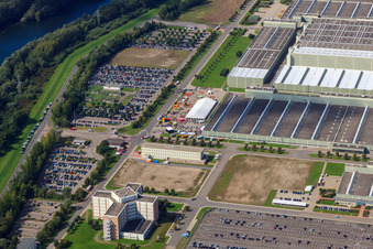 Daimler / Mercedes-Benz Global Logistics Center GLC auf der Insel Grün in Germersheim im Bundesland Rheinland-Pfalz, Deutschland von einer Drohne aus