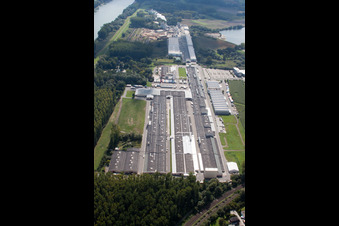 Gebäudekomplex und Gelände des Logistikzentrums Daimler AG Global Logistic Center auf der Insel Grün in Germersheim im Bundesland Rheinland-Pfalz, Deutschland vom Flugzeug aus