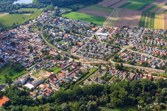 Bahnlinie durch die Ortschaft im Ortsteil Sondernheim in Germersheim im Bundesland Rheinland-Pfalz, Deutschland