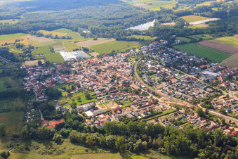 Luftbild von Bahnlinie durch die Ortschaft im Ortsteil Sondernheim in Germersheim im Bundesland Rheinland-Pfalz, Deutschland
