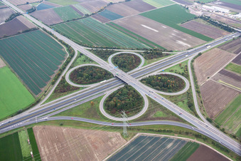 Verkehrsführung und Fahrbahnen der Straßenführung am Autobahnkreuz der BAB A65 und A61 in Mutterstadt im Bundesland Rheinland-Pfalz, Deutschland