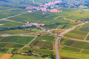 Mietfahreparkplatz an der Ausfahrt Deidesheim von der B271 im Bundesland Rheinland-Pfalz, Deutschland