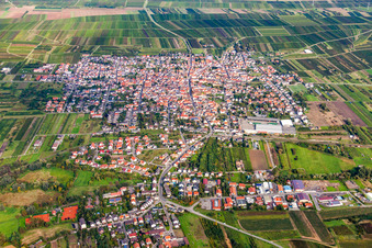 Ortsansicht der Straßen und Häuser der Wohngebiete in Weisenheim am Sand im Bundesland Rheinland-Pfalz, Deutschland