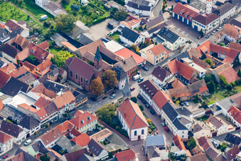 Luftbild von Zwei Kirchengebäude im Dorfkern in Weisenheim am Berg in Weisenheim am Sand im Bundesland Rheinland-Pfalz, Deutschland