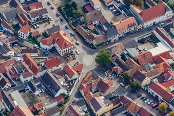 Verkehrsführung des Kreisverkehr und Straßenverlauf der Dr. Welte Straße in Weisenheim am Sand im Bundesland Rheinland-Pfalz, Deutschland