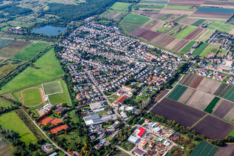 Siedlungsgebiet mit See und Sportplätzen in Lambsheim im Bundesland Rheinland-Pfalz, Deutschland