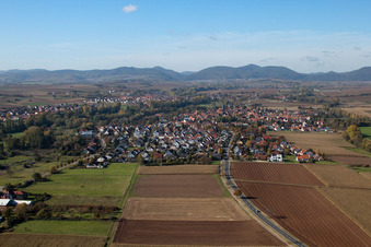 Luftaufnahme von Ortsteil Billigheim in Billigheim-Ingenheim im Bundesland Rheinland-Pfalz, Deutschland