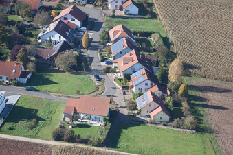 Schrägluftbild von Ortsteil Billigheim in Billigheim-Ingenheim im Bundesland Rheinland-Pfalz, Deutschland