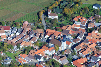 Kirche St. Ägidius am Friedhof und protest. Kirche im Ortsteil Mörzheim in Landau in der Pfalz im Bundesland Rheinland-Pfalz, Deutschland