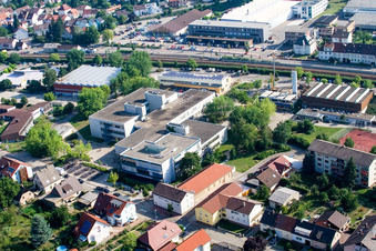 Schulgebäude der Ludwig-Marum-Gymnasium Pfinztal im Ortsteil Berghausen in Pfinztal im Bundesland Baden-Württemberg, Deutschland von einer Drohne aus