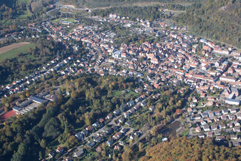 Annweiler am Trifels im Bundesland Rheinland-Pfalz, Deutschland von der Drohne aus gesehen