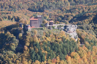 Burg Trifels in Annweiler am Trifels im Bundesland Rheinland-Pfalz, Deutschland von einer Drohne aus