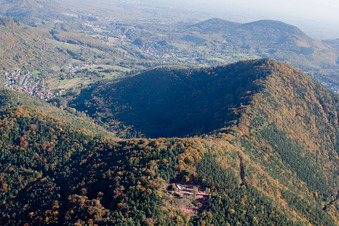 Gebäude der Jugendherberge Jung-Pfalz-Huette in Annweiler am Trifels im Ortsteil Sarnstall im Bundesland Rheinland-Pfalz, Deutschland