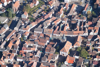 Luftaufnahme von Stadtkirche in Annweiler am Trifels im Bundesland Rheinland-Pfalz, Deutschland