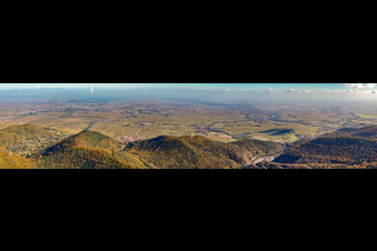 Haardt Panorama hinter der Madenburg in Waldhambach im Bundesland Rheinland-Pfalz, Deutschland