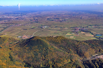 Haardt Panorama hinter der Madenburg in Eschbach im Bundesland Rheinland-Pfalz, Deutschland