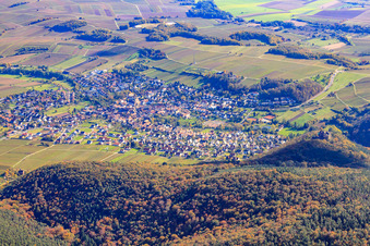 Dorf hinter der Burg Landeck in Klingenmünster im Bundesland Rheinland-Pfalz, Deutschland