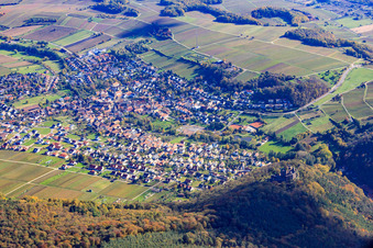 Luftbild von Dorf hinter der Burg Landeck in Klingenmünster im Bundesland Rheinland-Pfalz, Deutschland